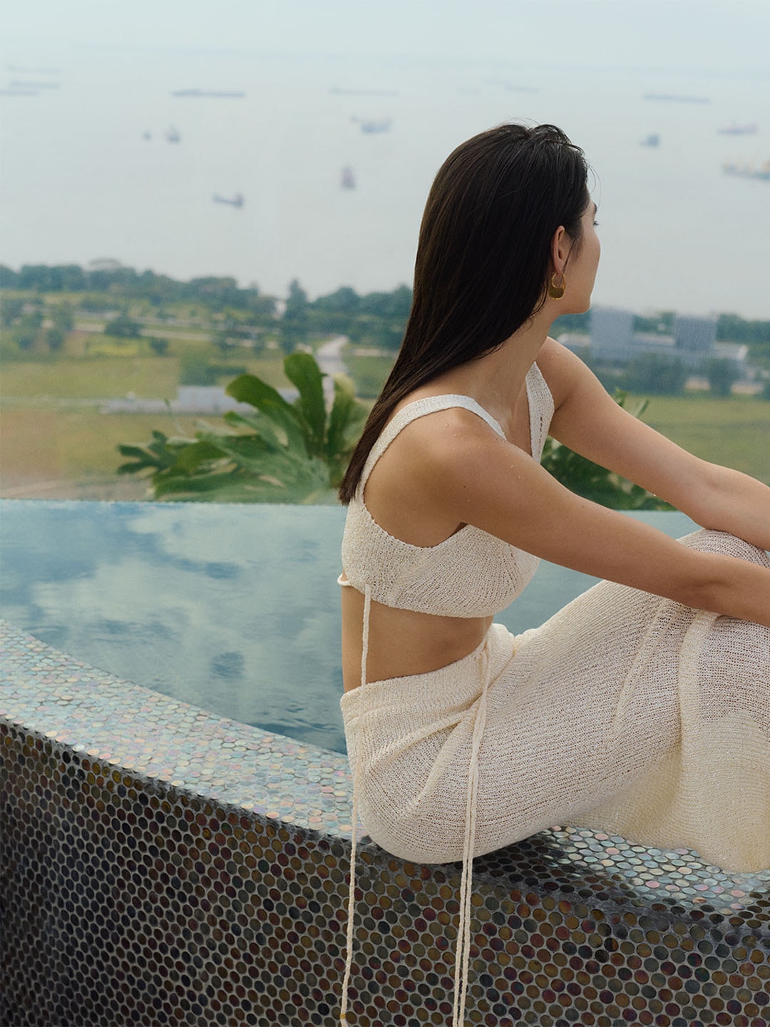 シンガポールのラグジュアリーリゾート、マリーナベイ・サンズのジャグジーを楽しむゲスト