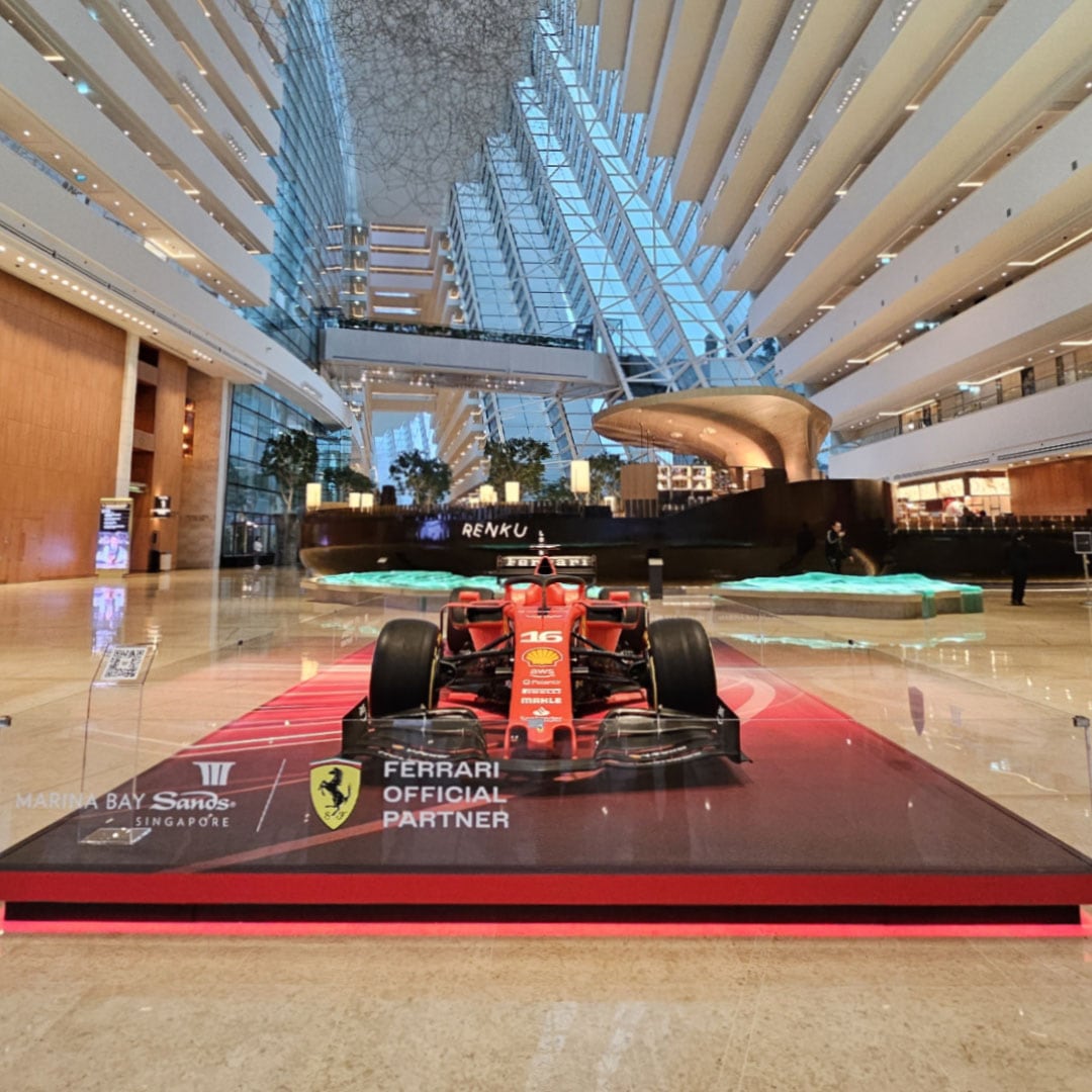 ホテルロビーに展示されているショーカー