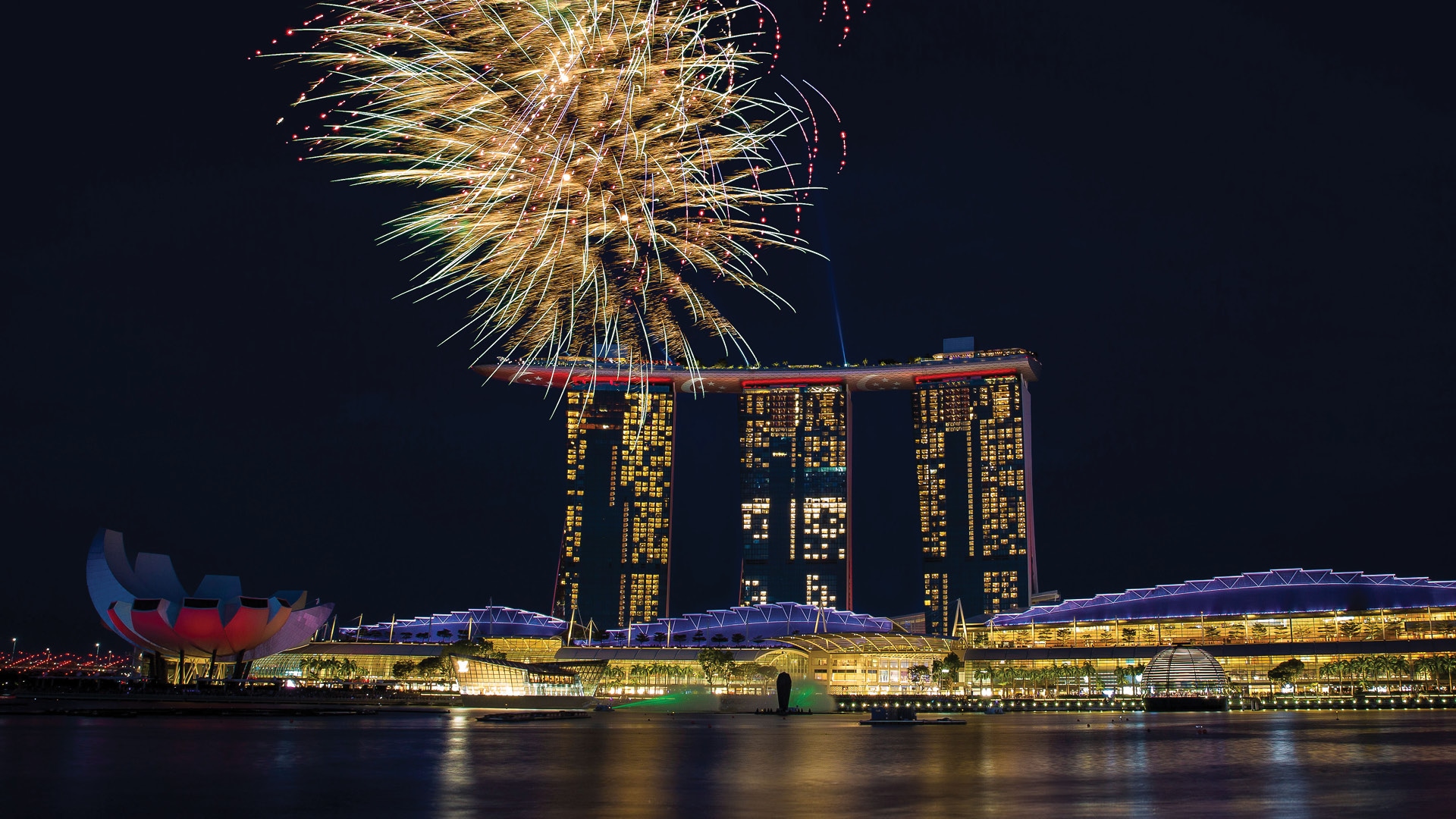 マリーナベイサンズの屋上から眺めたシンガポール建国記念日の花火