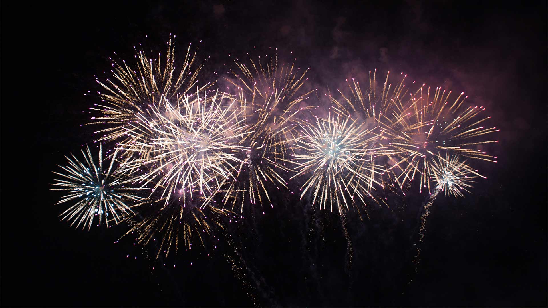 年越しを祝ってシンガポールの空に打ち上げられる花火