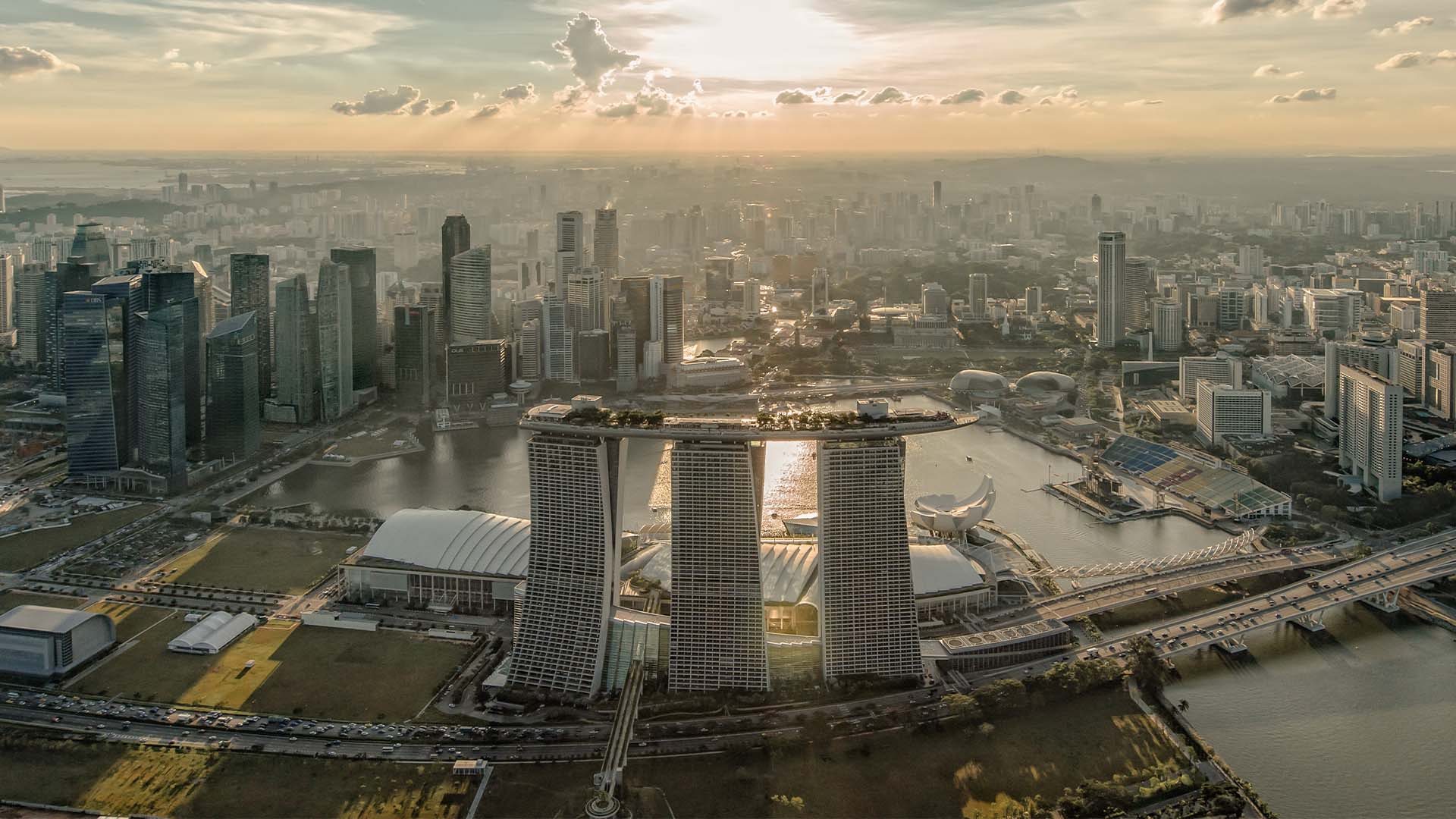 シンガポールマリーナ湾とウォーターフロント沿いにそびえるマリーナベイ・サンズの全景