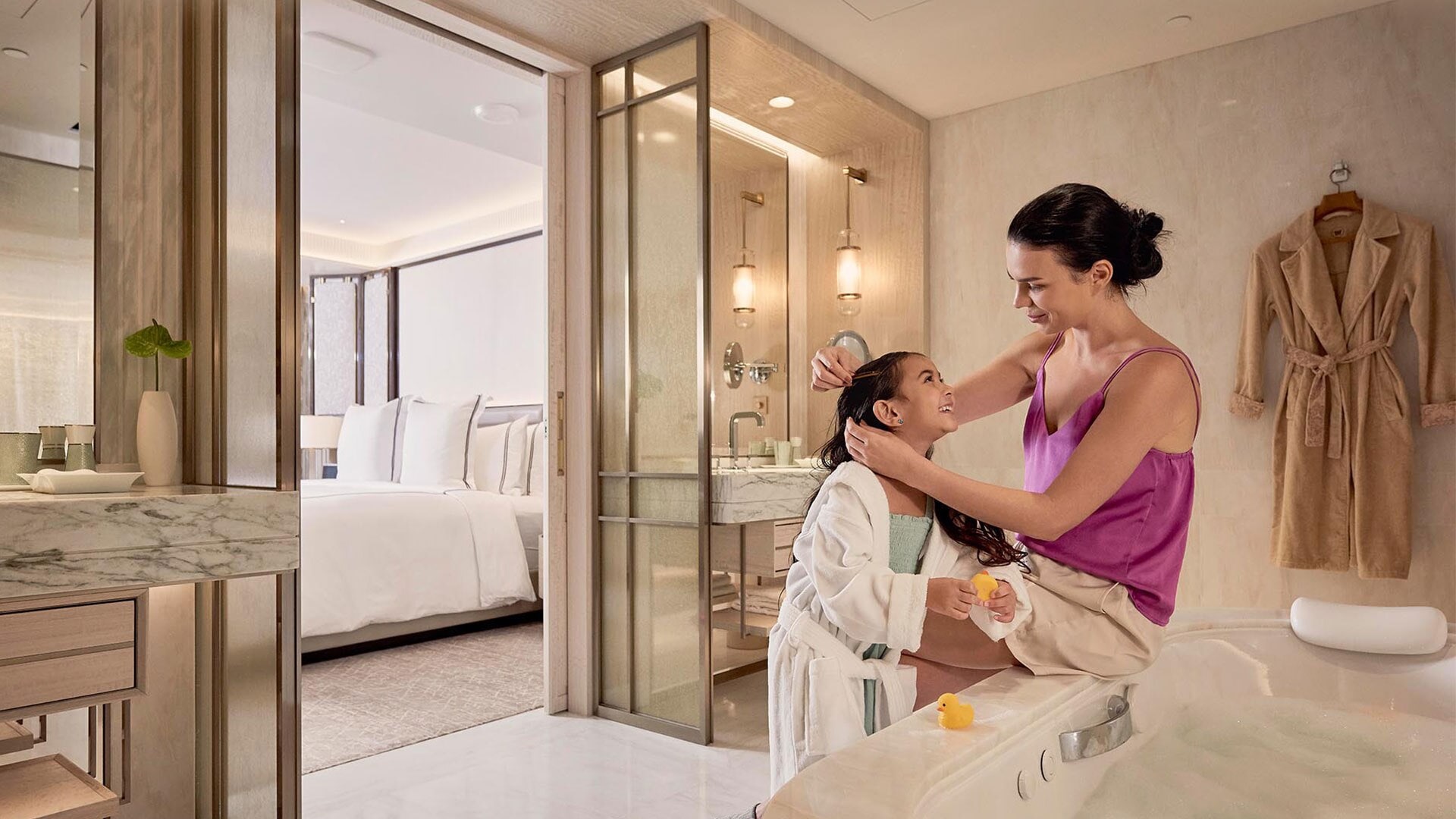 シンガポールのホテルのファミリールーム「サンズ・ファミリースイート」のバスルームにいる母と娘