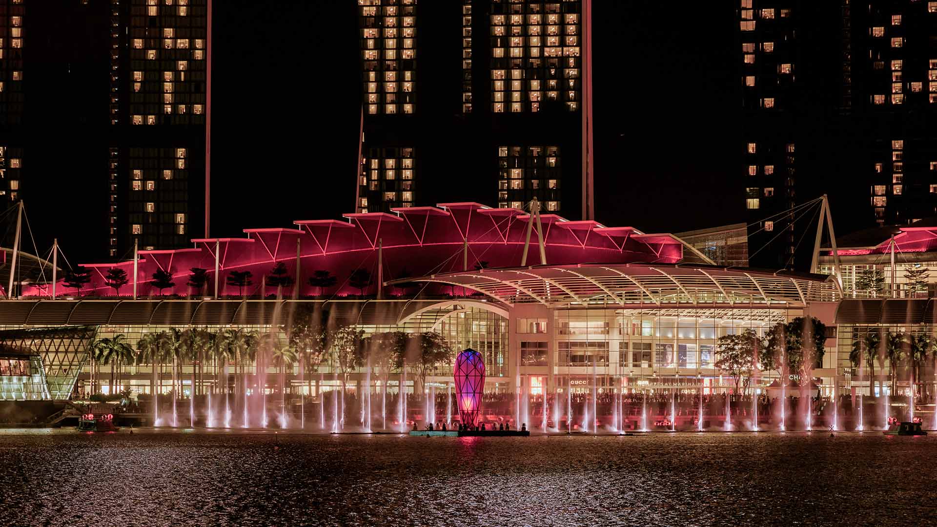 極上の景色を満喫するなら、マリーナ湾を巡るMarina Bay Light Show Cruiseにぜひご乗船ください。