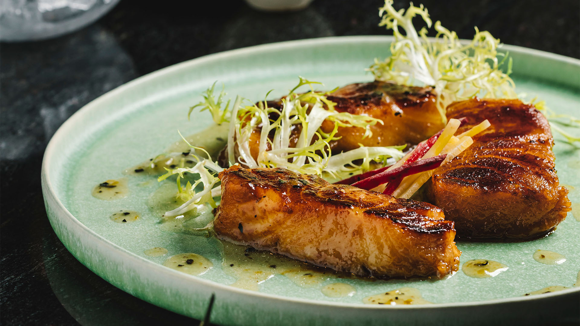 サンズシアターでのミュージカル鑑賞前に、KOMAでぜひ味わいたい看板メニュー、Miso Marinated Black Cod