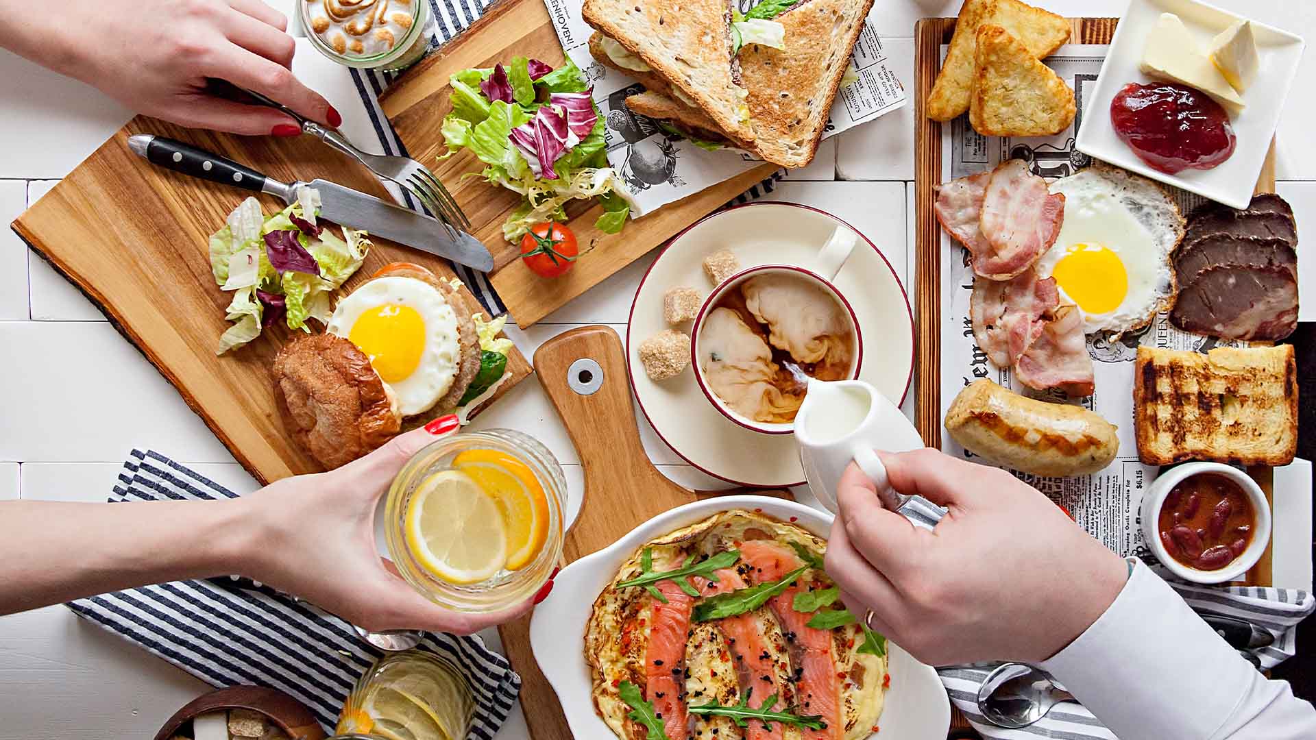 テーブルいっぱいに並ぶシンガポールの絶品ブランチ