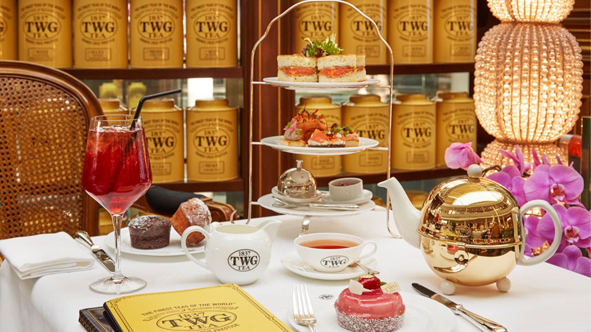 シンガポールのTWG Tea Salon & Boutiqueでお楽しみいただける、ハイティーの紅茶とデザートのティースタンド。
