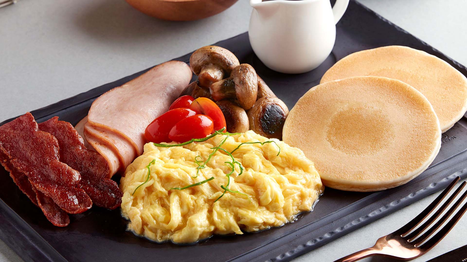 シンガポールのハラールカフェ、Beanstroがお届けするパンケーキとベーコンエッグのプラッター 