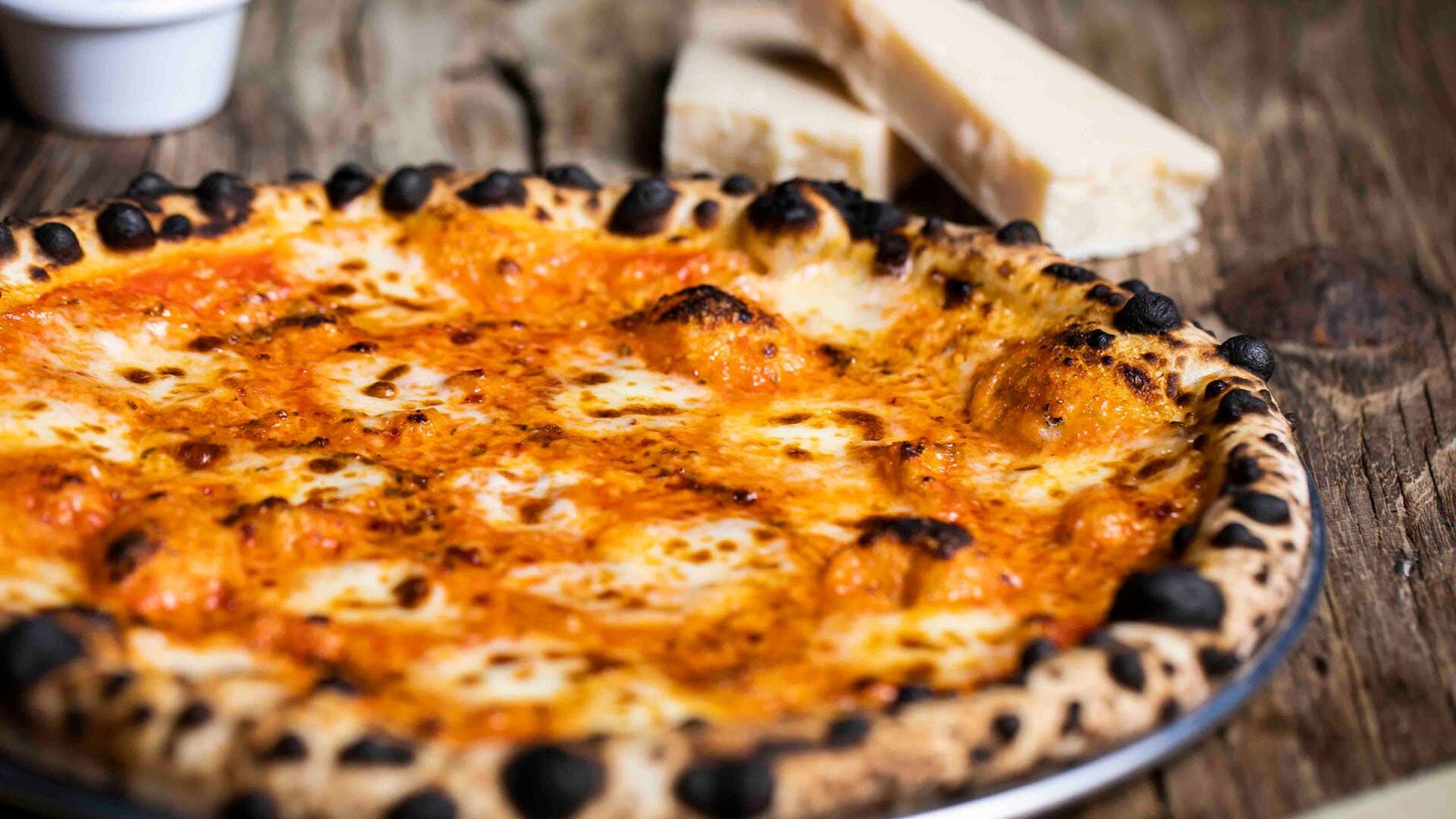 シンガポールにあるイタリアンピッツェリア、Robertas Pizzaの薪窯焼きナポリ風ピザ
