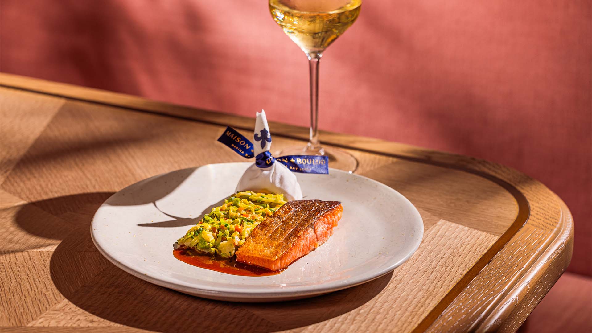 テラス席を備えたペット同伴可能なレストラン、Maison Bouludのシートラウト