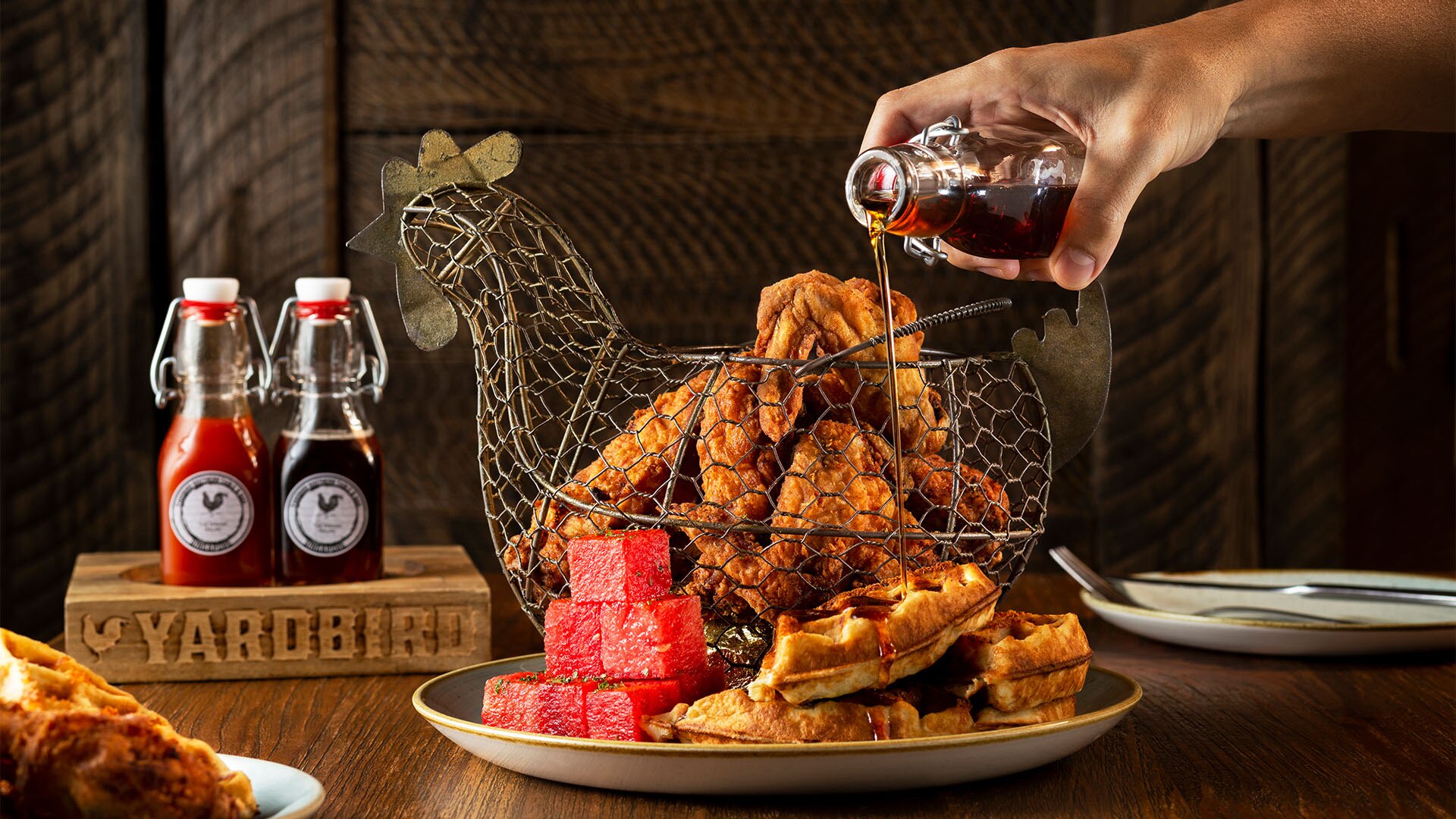屋外ダイニングエリアを備えたシンガポールのペットフレンドリーなスポット、YardbirdのChicken & Waffles