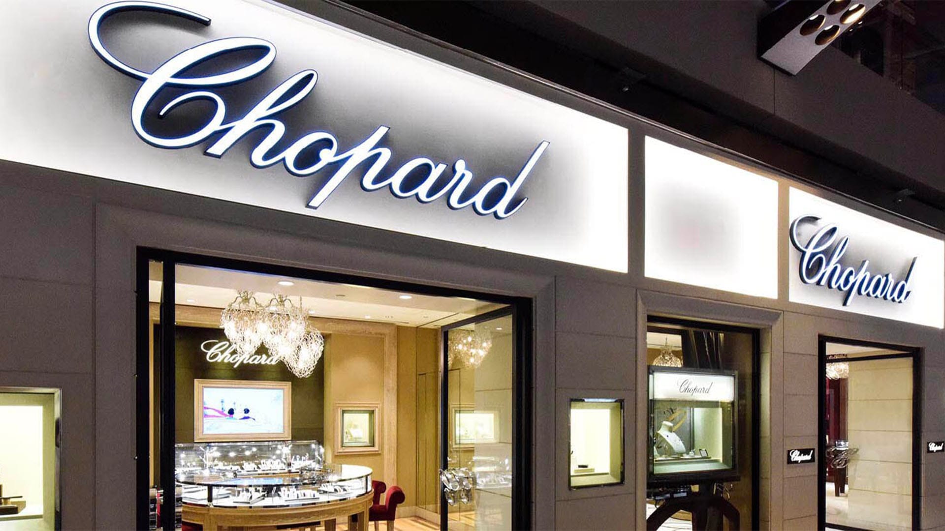 シンガポールのラグジュアリージュエリーブランド、Chopardのダイヤモンドを敷き詰めたネックレスペンダント