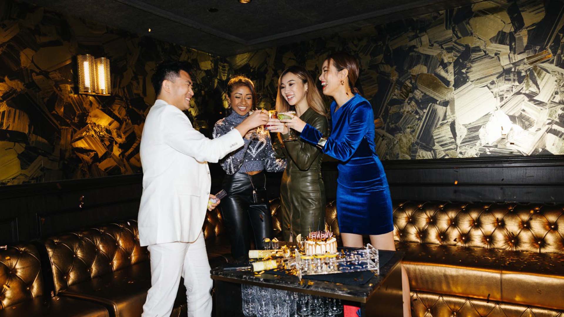 誕生日を祝う友人たち