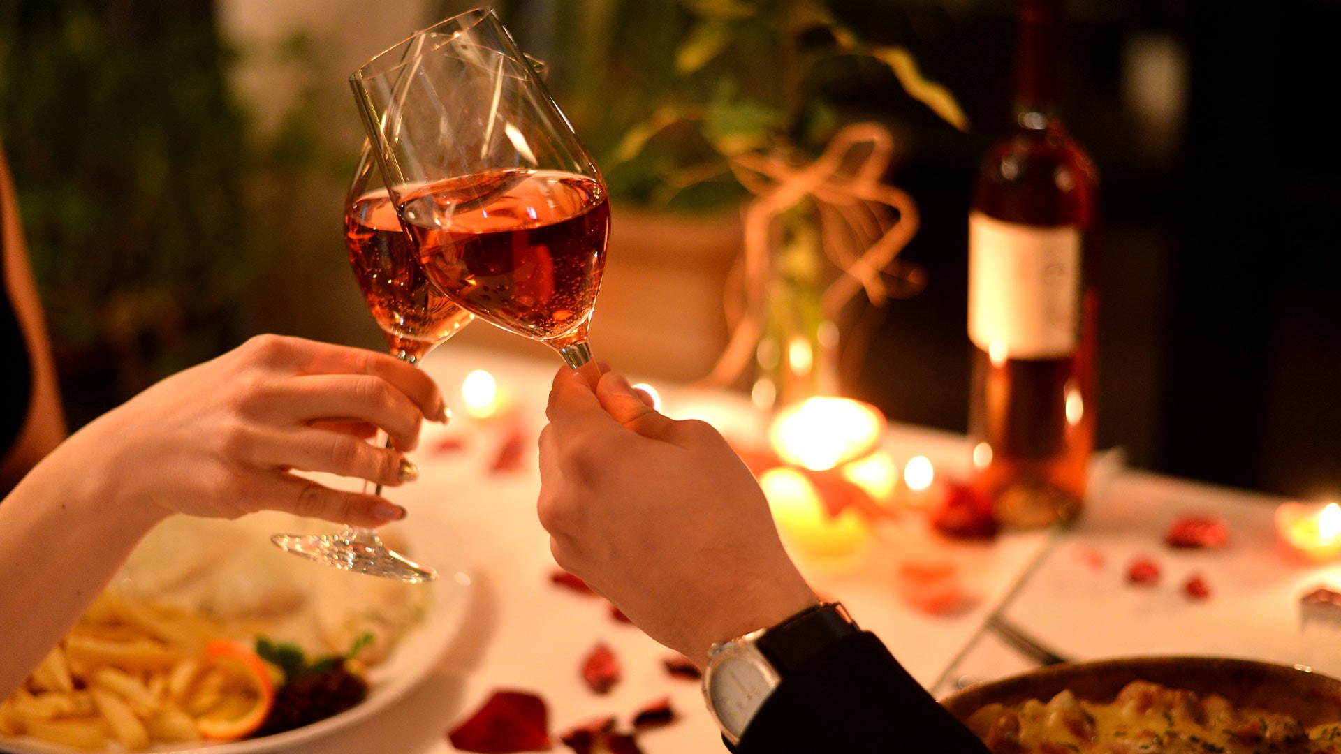 マリーナベイ・サンズでディナーと赤ワインを楽しみながらバレンタインデーを祝うカップル