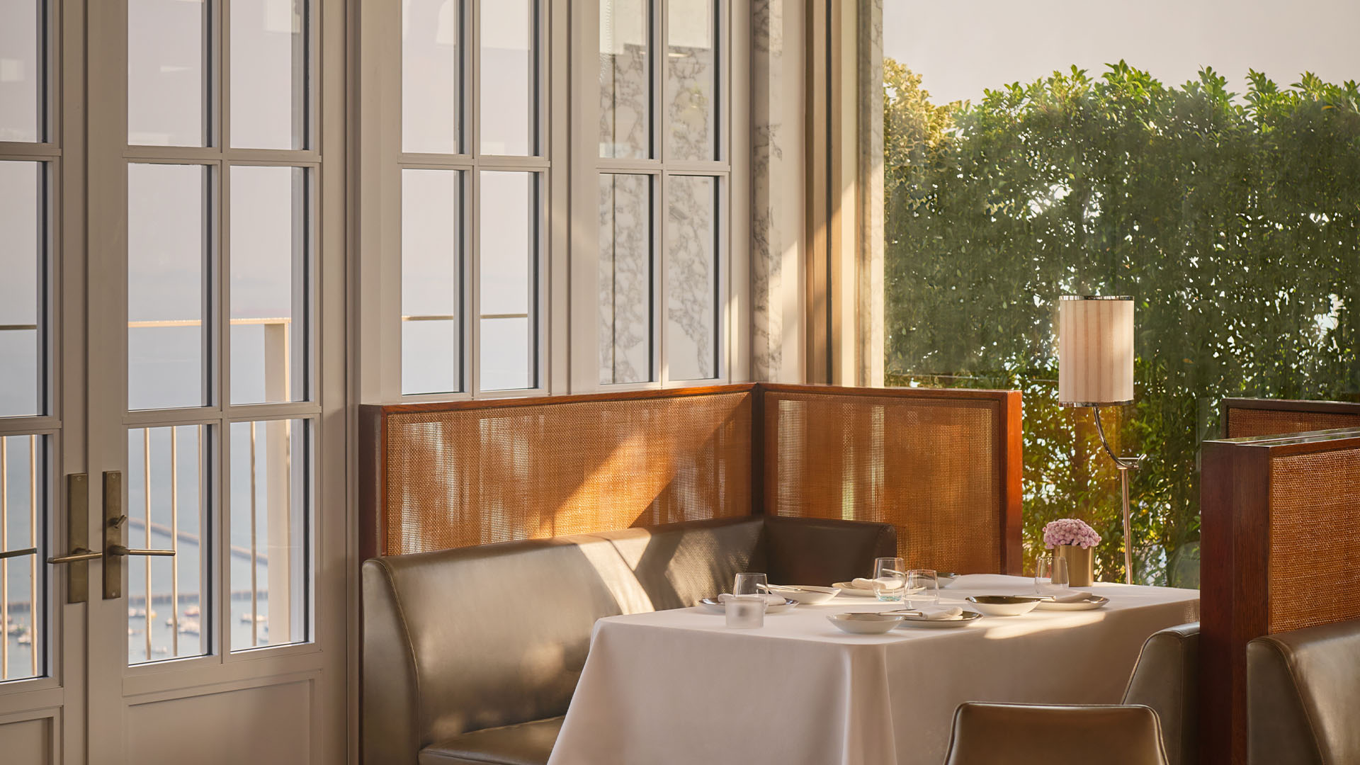 57階の高さからハーバーを見渡す、ルーフトップレストランSpagoのダイニングエリア