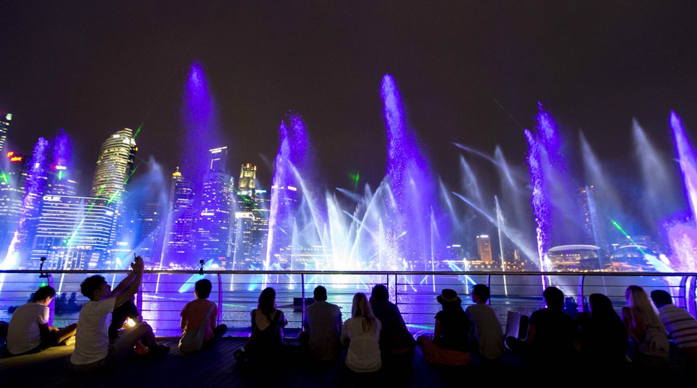 シンガポール随一の夜景を背に、マリーナベイ・サンズのウォーターフロントでほぼ毎晩上演されています