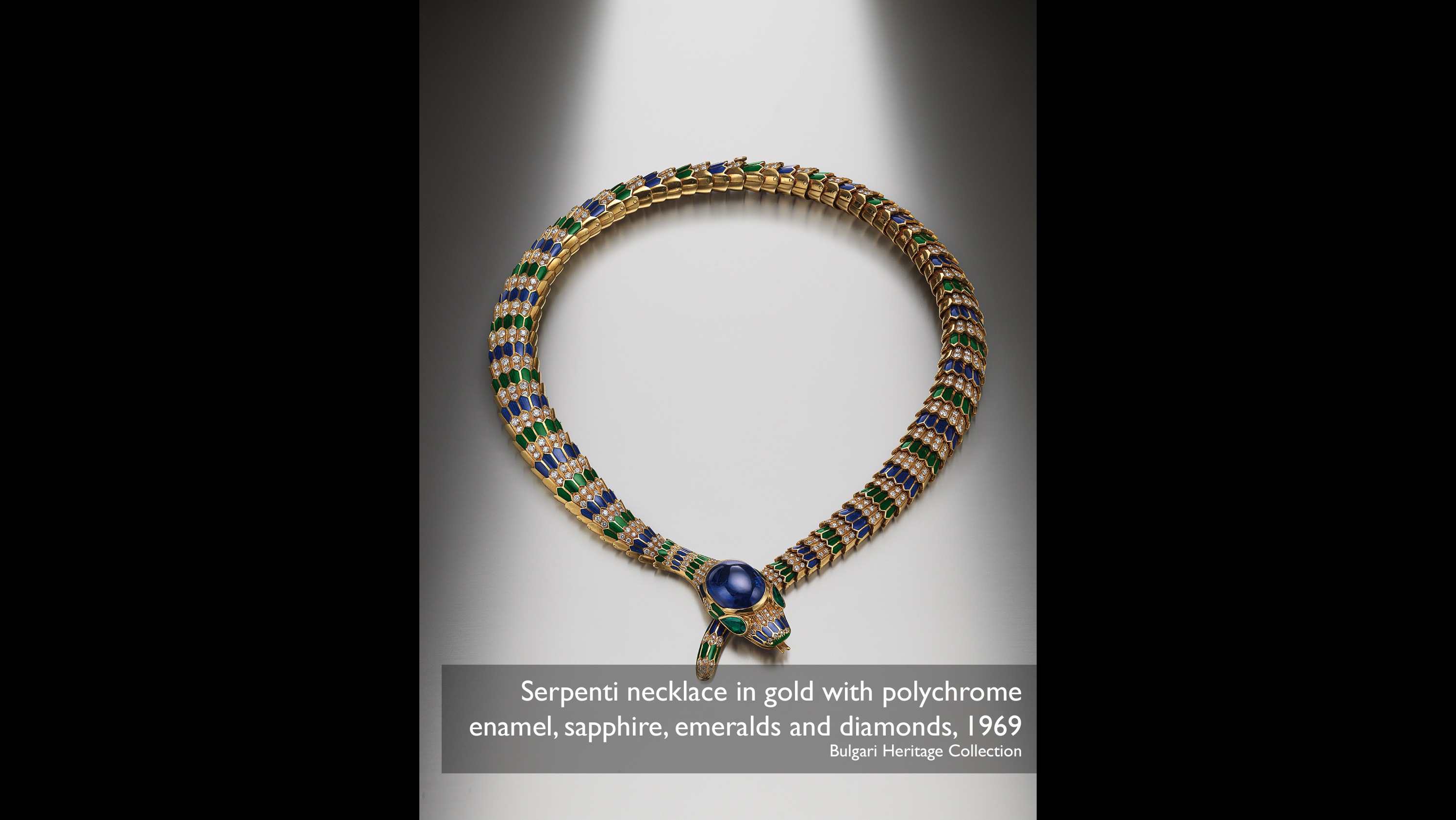 Serpentiネックレス。金と多色エナメル、サファイア、エメラルド、およびダイヤモンド、1969 Bulgari Heritage Collection