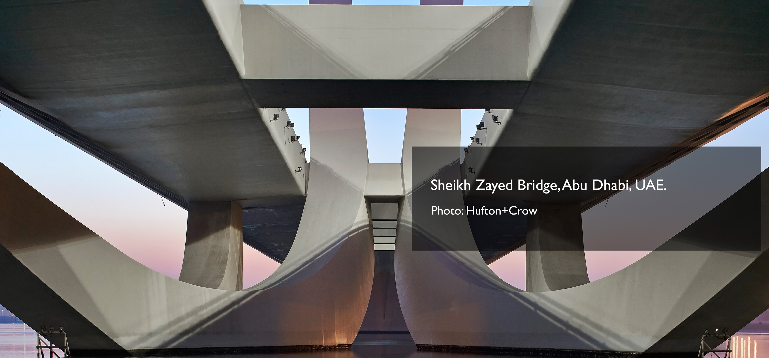 ZHAシェイクザイードブリッジ 撮影:Hufton+Crow